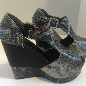 Guess wedges snake skinned